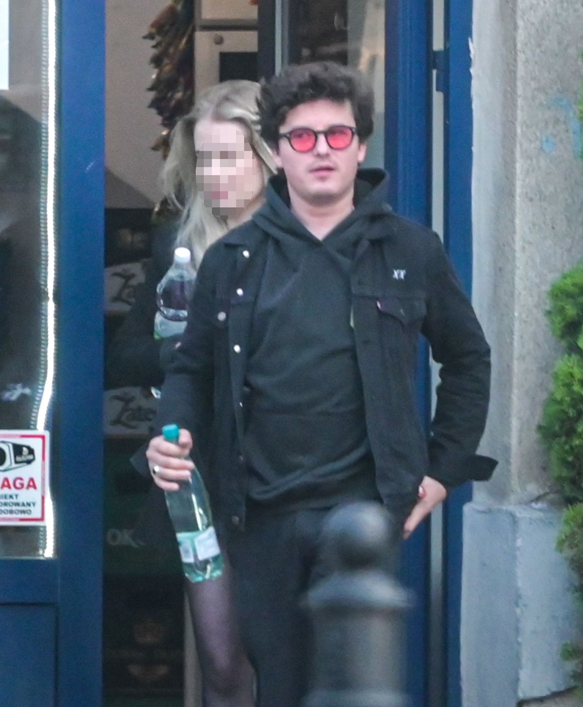 Kuba Karaś wraca poranną porą do mieszkania z tajemniczą blondynką