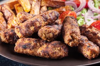 Zamiast smażyć, grilluję jak na Bałkanach. Kotleciki wychodzą soczyste i aromatyczne