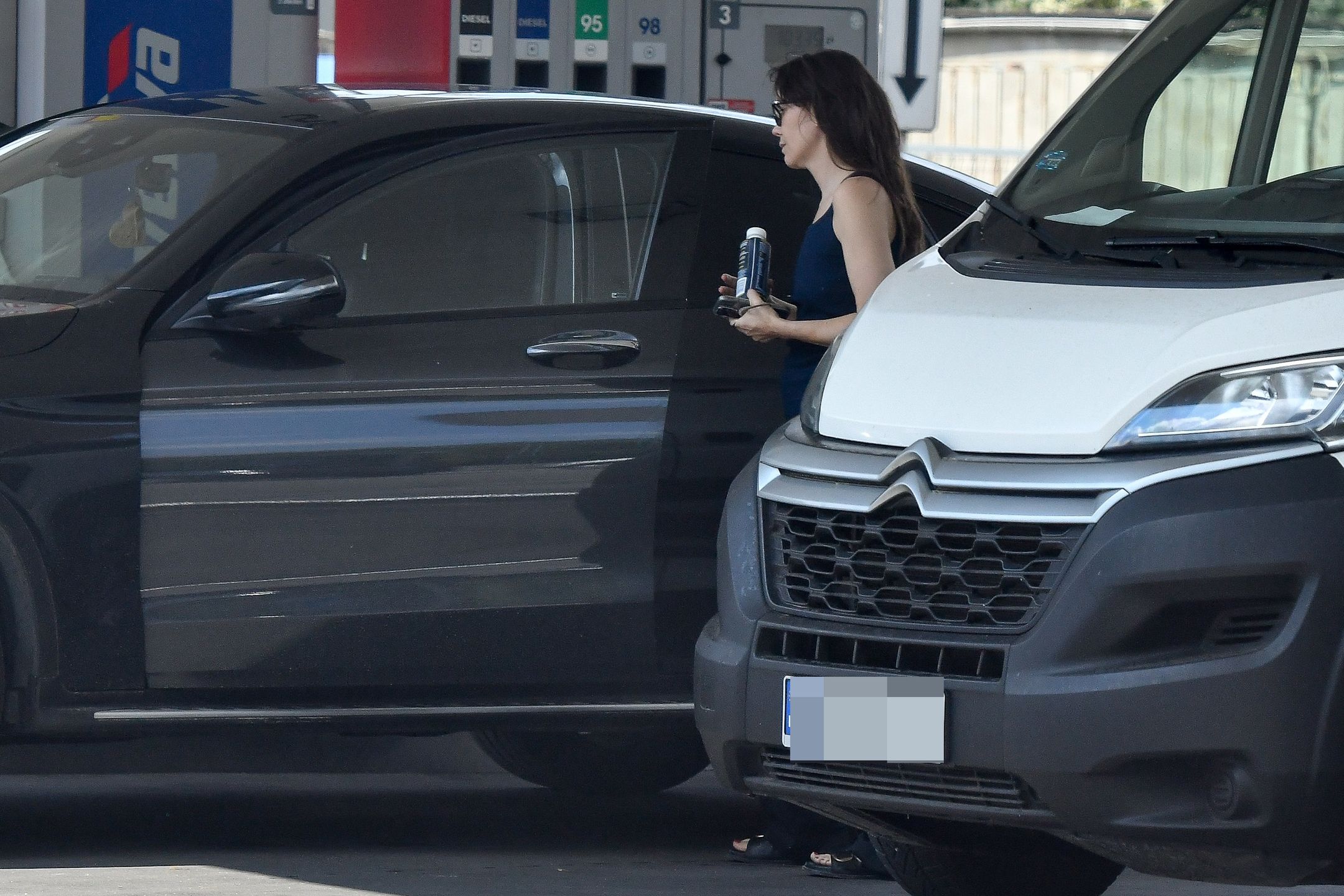 Olga Bołądź na stacji benzynowej