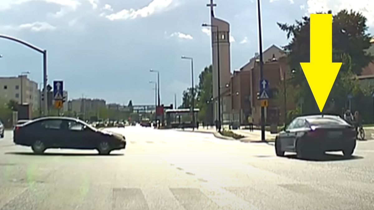 Kierowca Audi zignorował czerwone światło