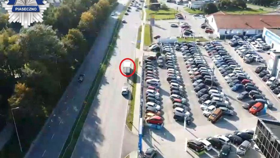 Piaseczno. Drony uważnie obserwują kierowców. I czasem zarejestrują coś, co kompromituje kierowców (Policja)