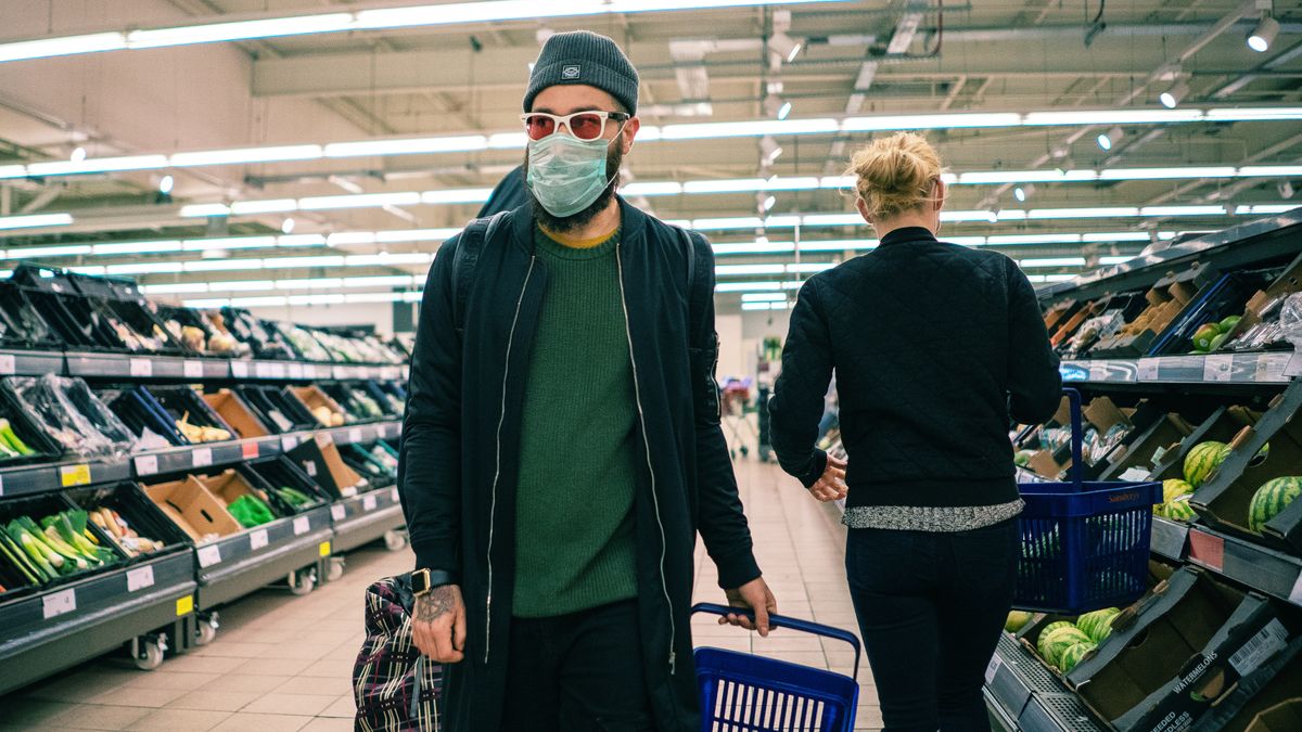 Maseczki w sklepach. Sprzedawcy nie są w stanie ich wyegzekwować. 