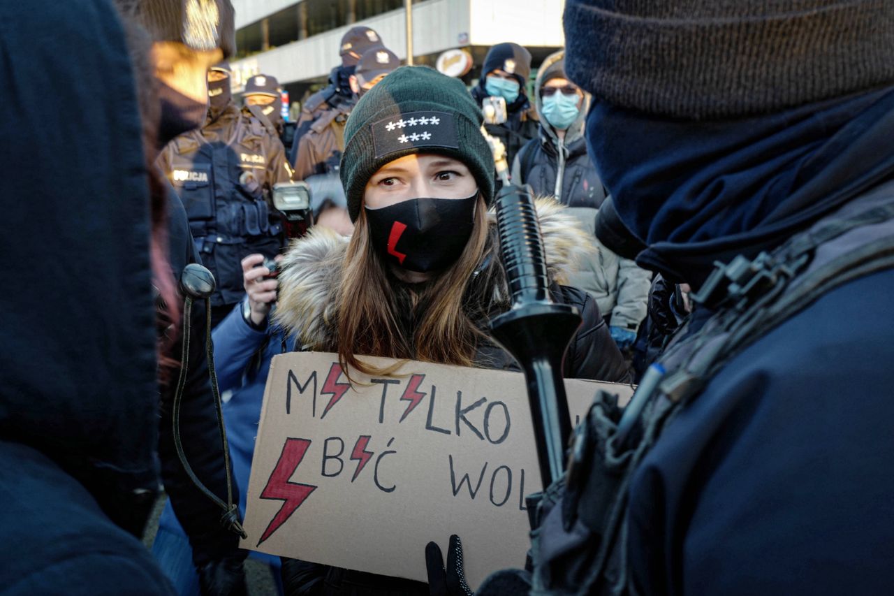 Strajk Kobiet. Wrocław. "Ksiądz", "biskup", "Andrzej Duda" i "policjant" w klatkach. Manifestacja w centrum