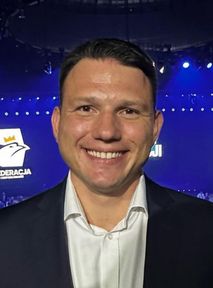 Notowania Konfederacji spadają. Nie pomógł nawet idol nastolatek