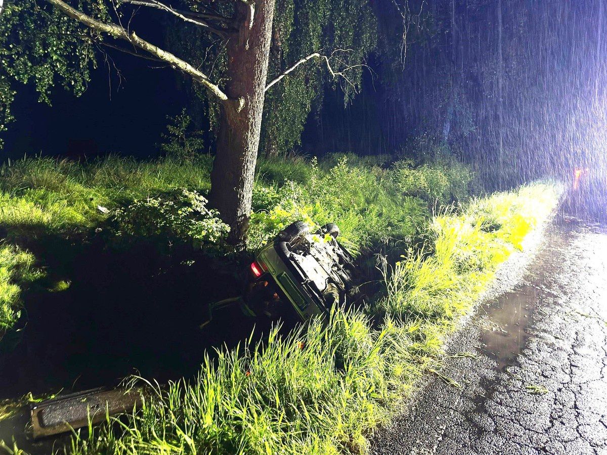 Grójec: Auto z nastolatkami dachowało w rowie. Trzy osoby ranne