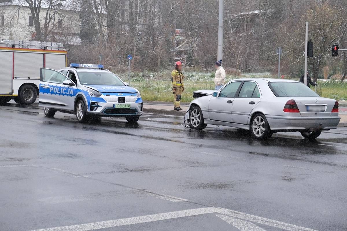 Zderzenie radiowozu z mercedesem na al. Solidarności w Lublinie
