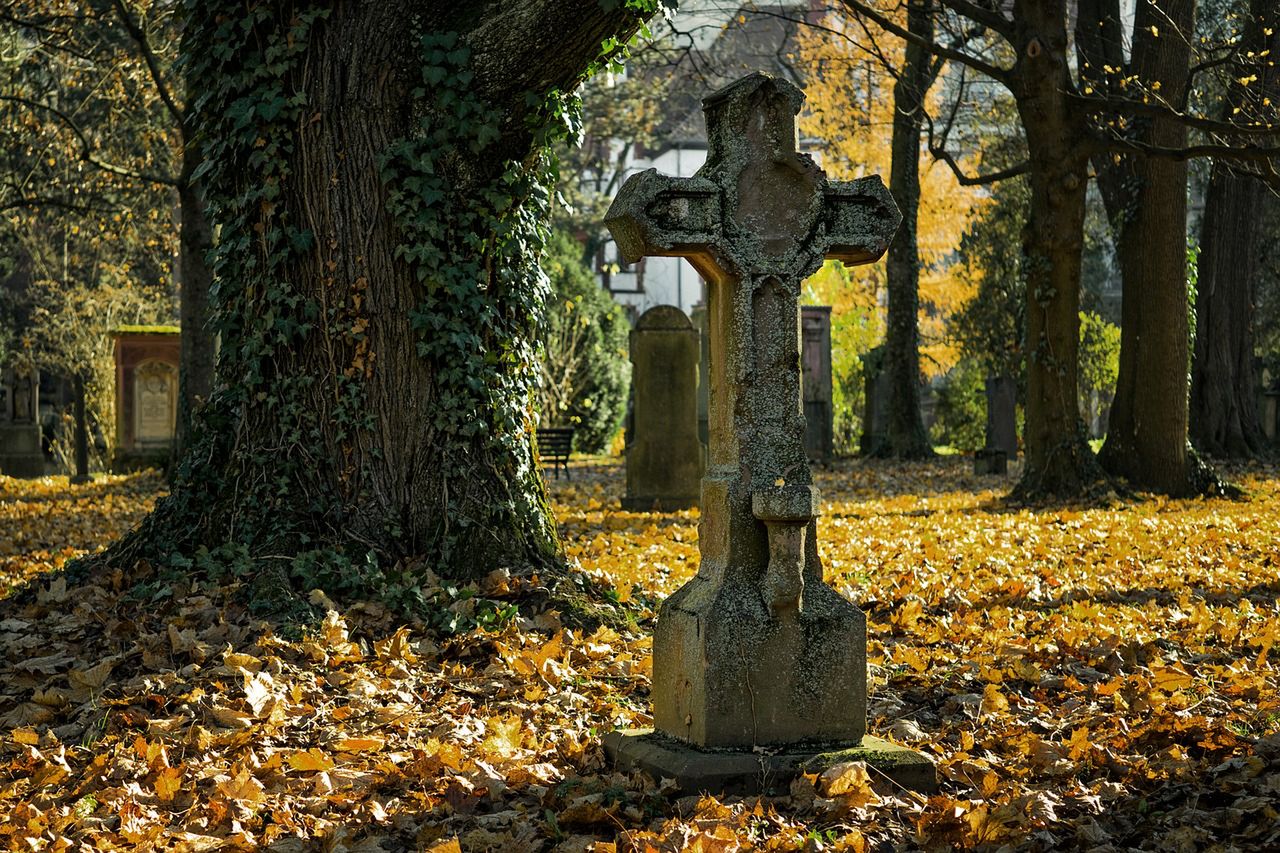 Śmierć a konta w serwisach społecznościowych. Jak je zamknąć?