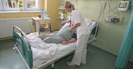 "Kobieta chirurg jest jak świnka morska". O dyskryminacji, z którą spotykają się lekarki