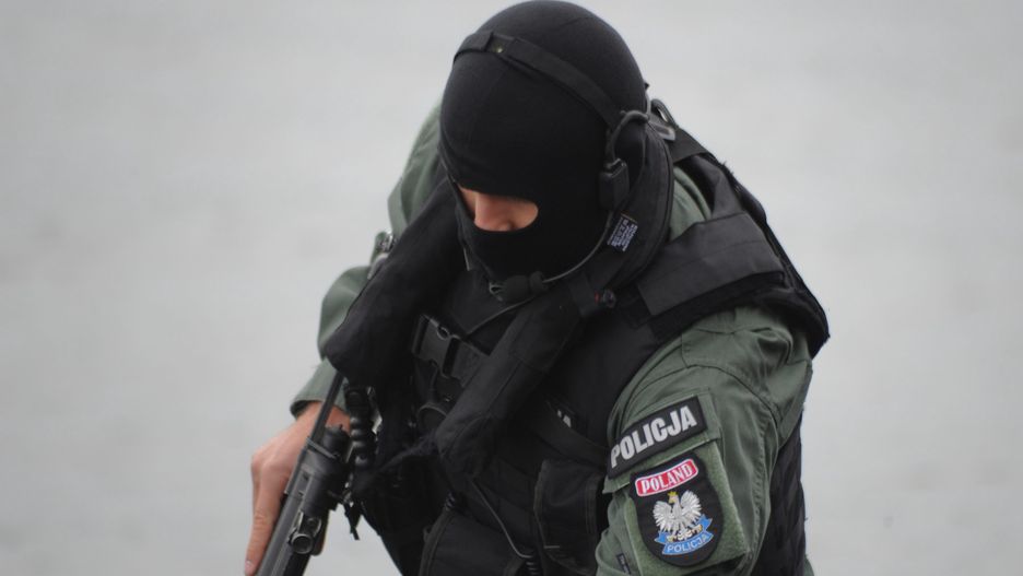 Szczecin. Antyterrorysta upadł z wysokości drugiego piętra (zdjęcie ilustracyjne)