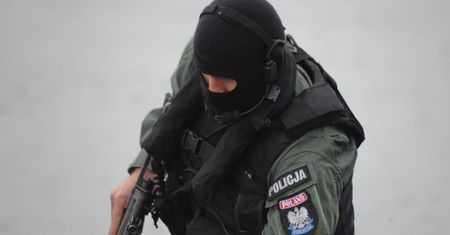 Szczecin. Antyterrorysta spadł z wysokości. Walczy o życie