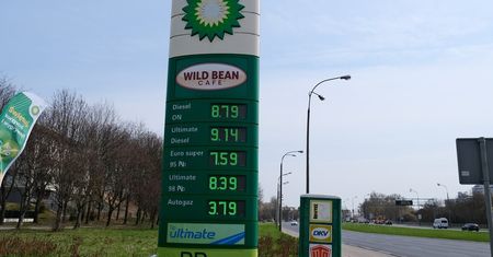 Gdzie te tanie paliwa? Kierowcy pytają o obietnice premiera, a rząd podaje datę obniżki cen paliw na stacjach