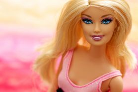 Niższa, grubsza i z pryszczami. Poznaj nową koleżankę Barbie