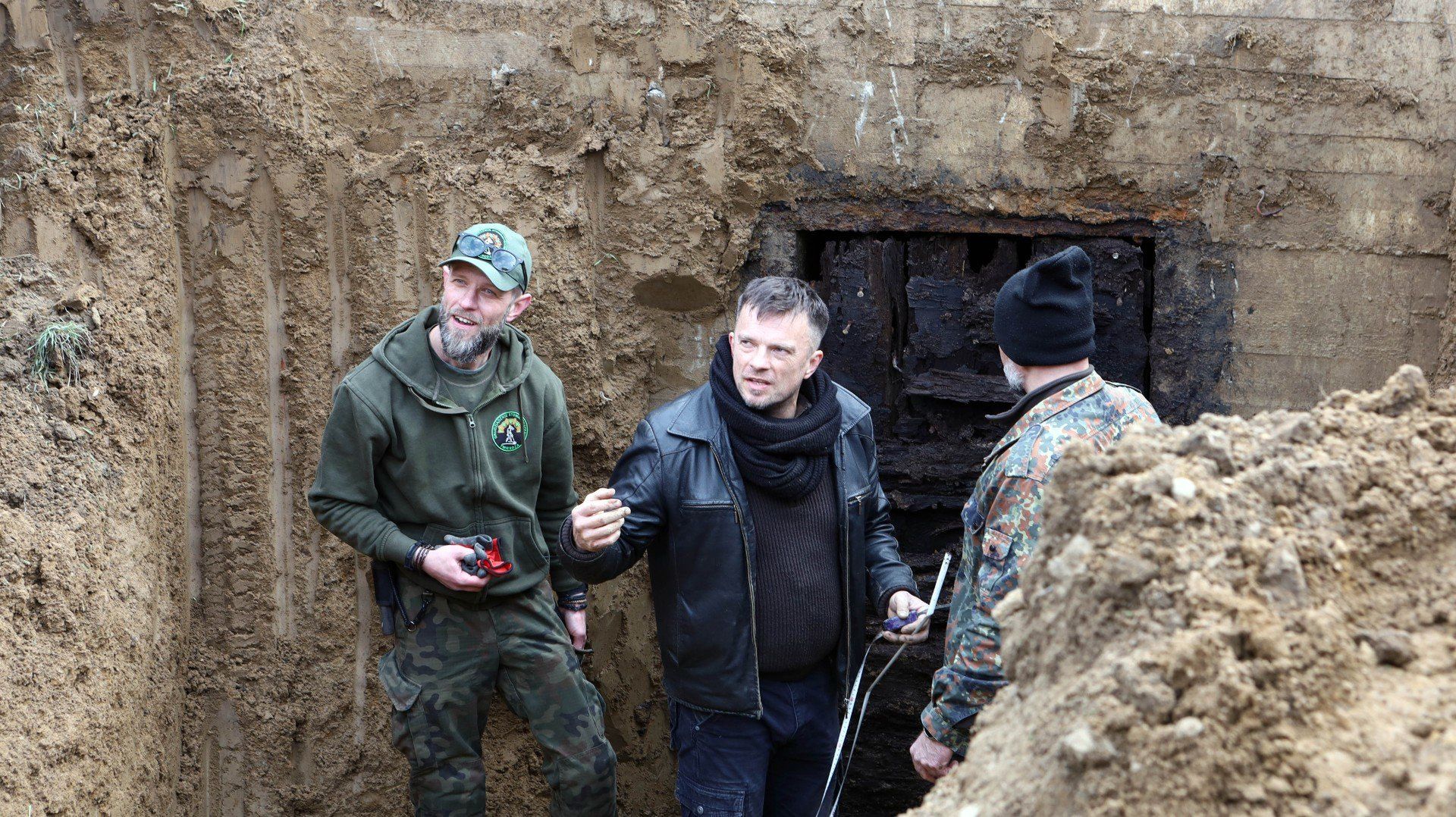 Patryk Budziński, prezes Grudziądzkiego Stowarzyszenia Twierdza i Marcin Wilk, jeden z prowadzących program &#34;Poszukiwacze historii&#34;