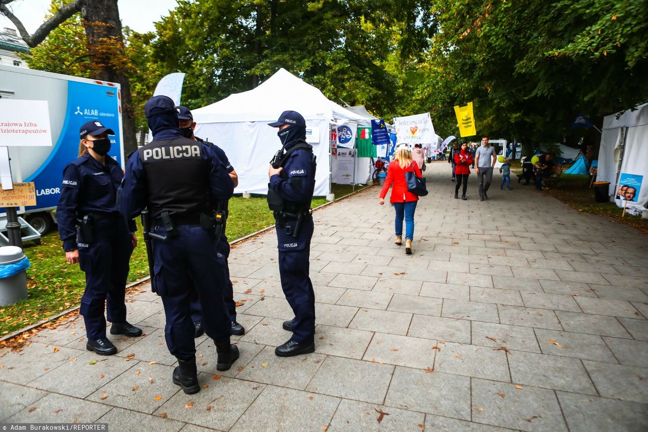 Policja patrolująca teren Białego Miasteczka 