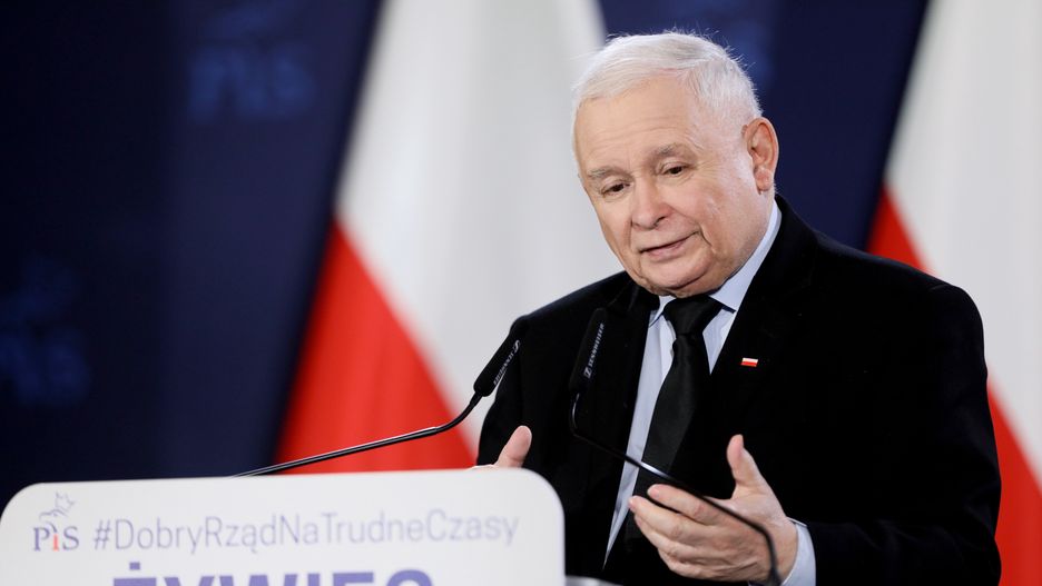 Żywiec, 13.11.2022. Prezes Prawa i Sprawiedliwości Jarosław Kaczyński podczas spotkania z mieszkańcami miasta w Miejskim Centrum Kultury w Żywcu, 13 bm., w ramach objazdu po kraju i spotkań z wyborcami. (amb) PAP/Tomasz Wiktor