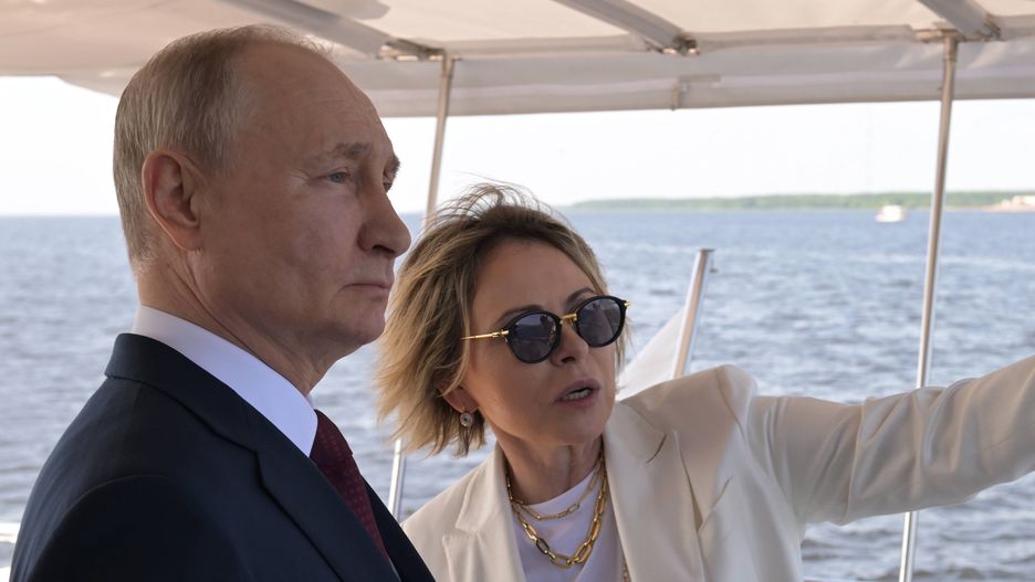 Oficjalną wizytę Putin złożył w Petersburgu 17 czerwca. Wtedy na pokładzie jachtu Ochta towarzyszyła mu Jelena Iljuchina z władz Gazpromu
