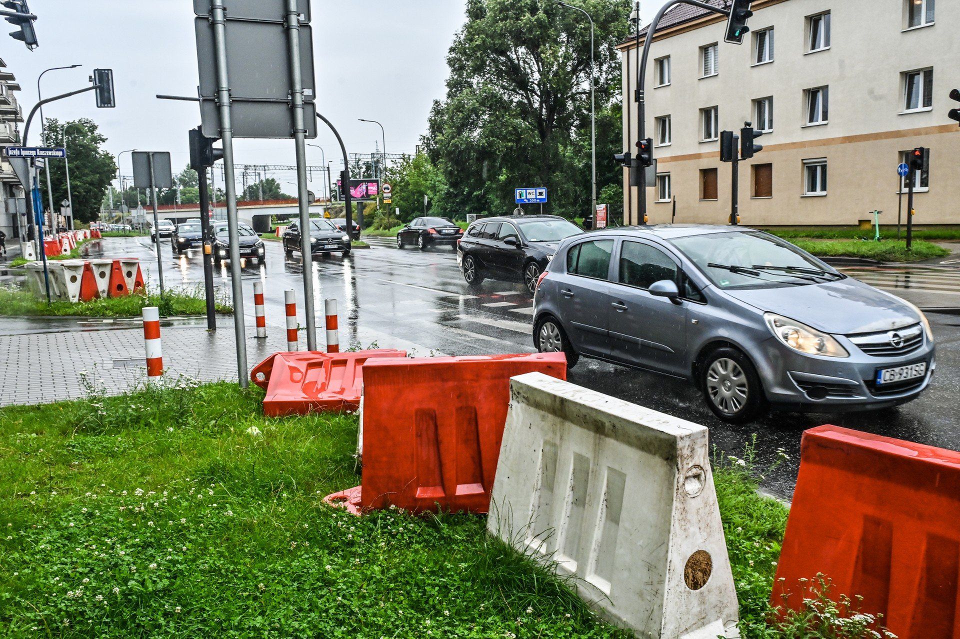 W środę rozpoczyna się naprawa uszkodzonej magistrali wodociągowej, która znajduje się bezpośrednio na skrzyżowaniu ulic Grunwaldzkiej i Kraszewskiego. Prace będą prowadzone na niewielkim odcinku, ale wpłyną znacząco na organizację ruchu w okolicy.