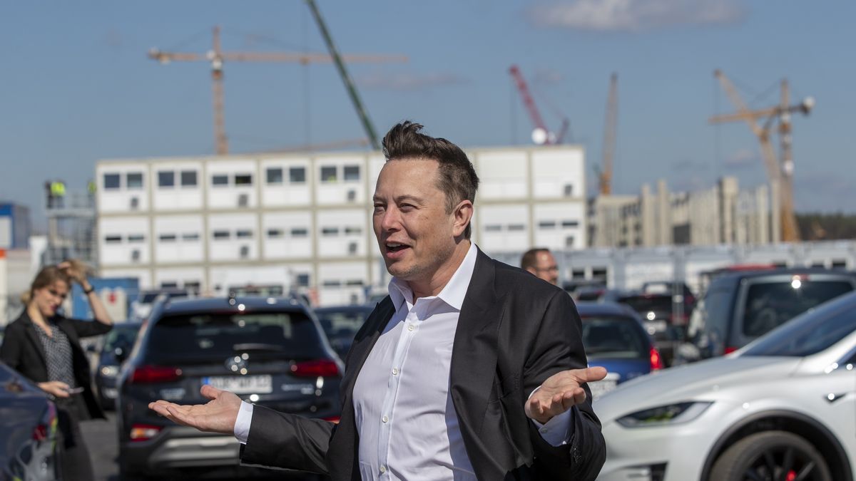 FUERSTENWALDE, GERMANY - SEPTEMBER 03: Tesla head Elon Musk talks to the press as he arrives to to have a look at the construction site of the new Tesla Gigafactory near Berlin on September 03, 2020 near Gruenheide, Germany. Musk is currently in Germany where he met with vaccine maker CureVac on Tuesday, with which Tesla has a cooperation to build devices for producing RNA vaccines, as well as German Economy Minister Peter Altmaier yesterday. (Photo by Maja Hitij/Getty Images)