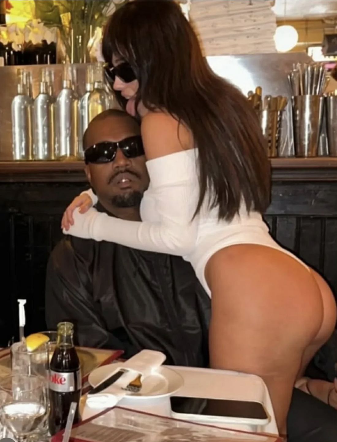 Długowłosa Bianca Censori przygrywa na bębnie UFO