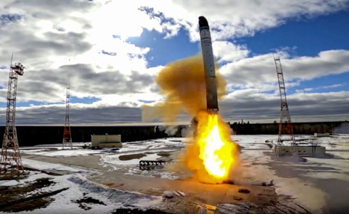 A handout still image taken from handout video made available by the Russian Defence ministry press-service shows launch of the Russian new intercontinental ballistic missile 'Sarmat' on Plesetsk Cosmodrome in Arkhangelsk region, (800 km north of Moscow), Russia, 20 April 2022. The 'Sarmat' missile has unique characteristics that allow it to reliably overcome any existing and future anti-missile defense systems. 'Thanks to the energy-mass characteristics of the missile, the range of its combat equipment has fundamentally expanded both in terms of the number of warheads and types, including planning hypersonic units,' said a statement from the Russian Defense ministry. EPA/RUSSIAN DEFENCE MINISTRY PRESS SERVICE / HANDOUT HANDOUT EDITORIAL USE ONLY/NO SALES Dostawca: PAP/EPA.