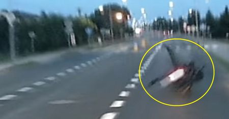 Tak się kończy wyprzedzanie po wysepce. Dramatyczne nagranie z Radomia