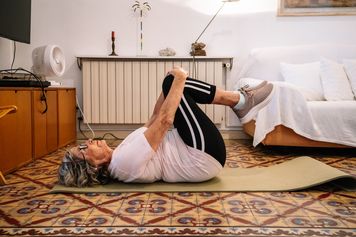 15 minut dziennie wystarczy. Te ćwiczenia mogą pomóc na ból pleców