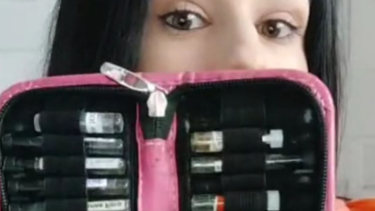 Stewardesa pokazuje w wideo co zabiera ze sobą na pokład samolotu 