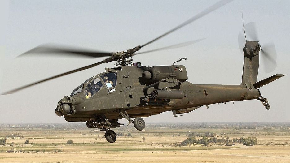 Śmigłowiec Apache w locie.