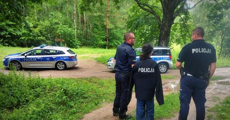 Usłyszeli krzyk z lasu. 17-latka odnaleziona na mokradłach