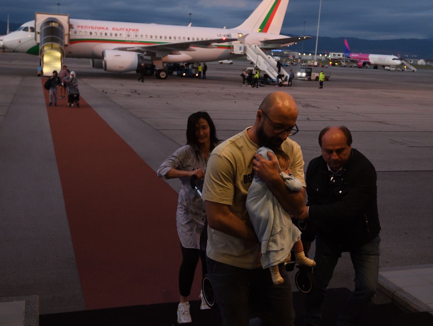 epaselect epa11634147 People arrive onboard a government plane after their evacuation from Beirut, at Sofia's Airport, Bulgaria, 30 September 2024. About 89 Bulgarians evacuated from Beirut, Lebanon, arrived in Sofia after Israel launched military strikes against Lebanon's Hezbollah targets. EPA/VASSIL DONEV Dostawca: PAP/EPA.
