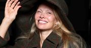 Pamela Anderson rozlicza się z przeszłością. "Moje piersi miały karierę, ja  im towarzyszyłam"