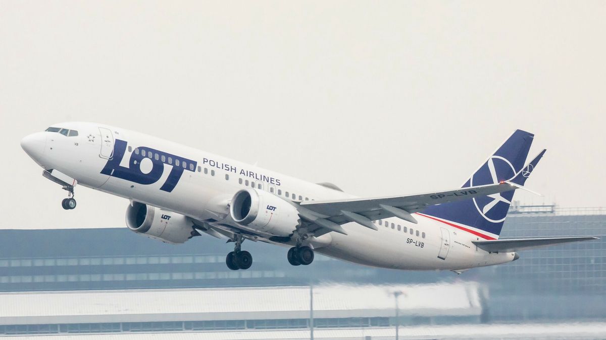 Niemal miliard złotych starty LOT-u w 2021 r.