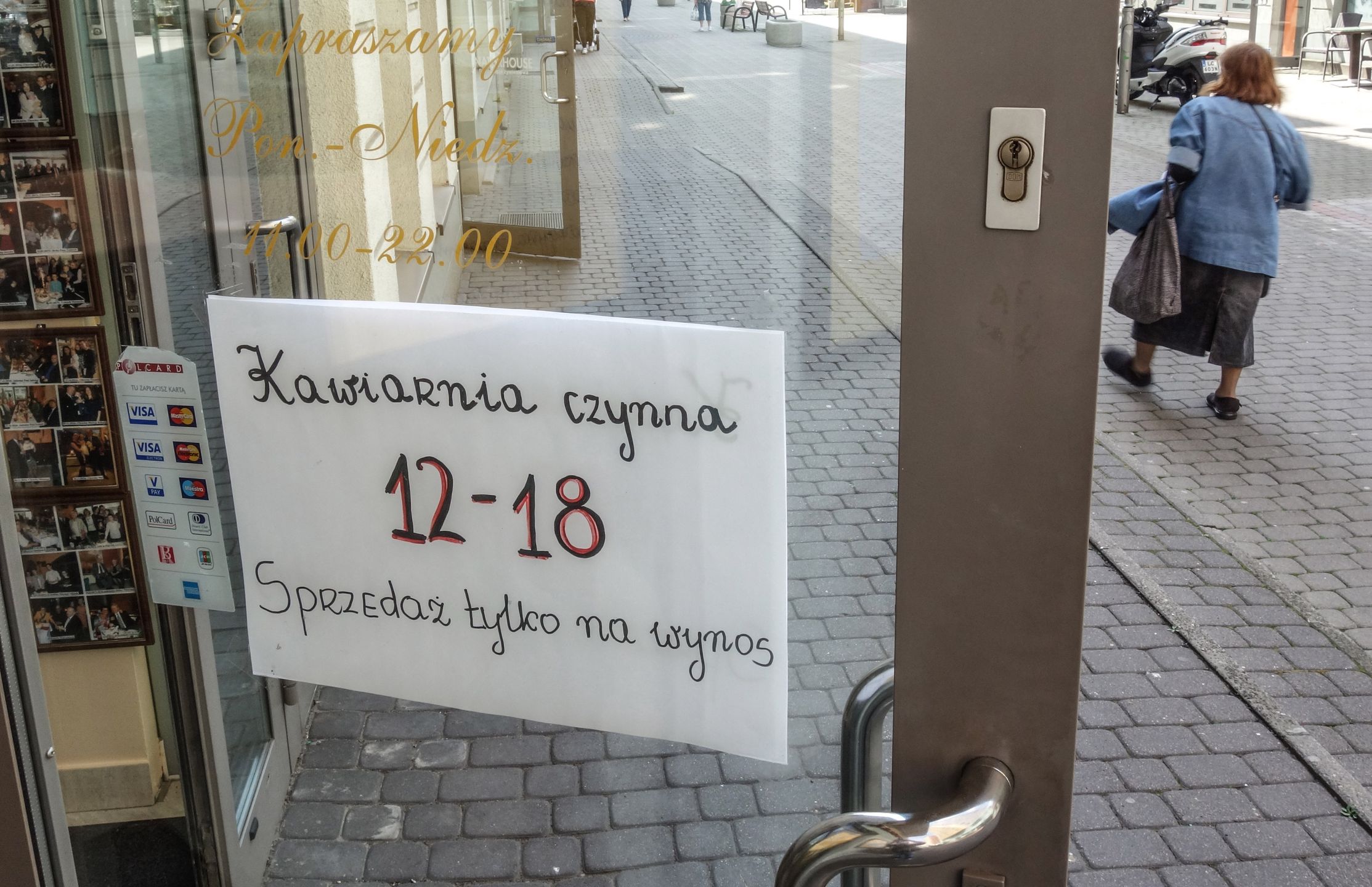 Odmrażanie gospodarki i koronawirus. "Czy można wypić kawę przez dziurkę w masce?"