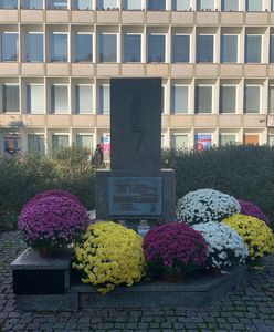 Wspierajmy sprzedawców. Wirtualna Polska złożyła kwiaty pod pomnikiem