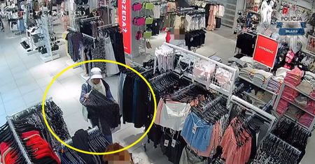 Niczego nie podejrzewała. Tak działa złodziejka. Nagranie z Mławy
