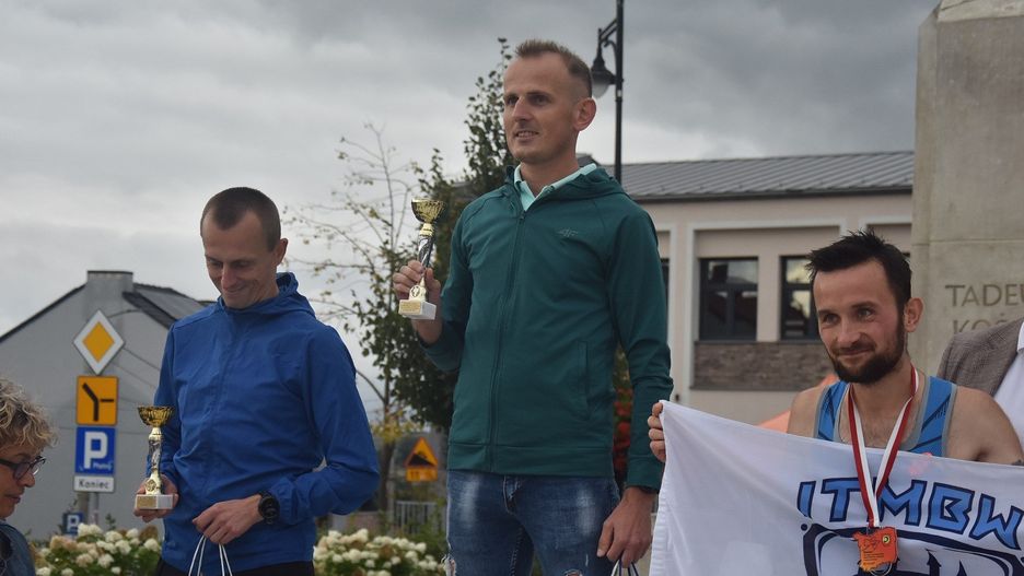Zwycięzcy biegu głównego na dystansie 10 km. W środku Michał Bąk (1. miejsce), z lewej Michał Suchan (2. miejsce), z prawej Kamil Marchewczyk (3. miejsce)