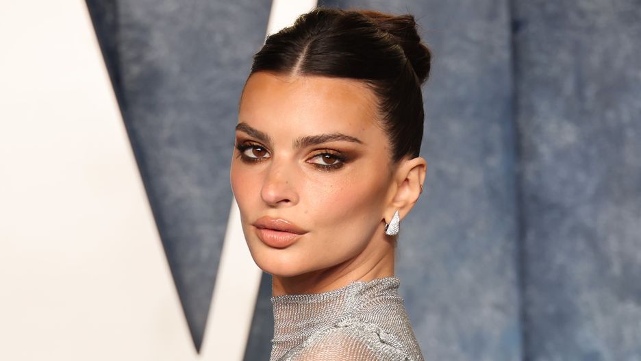 Emily Ratajkowski pojawiła się w nagiej sukience na imprezie Vanity Fair 
