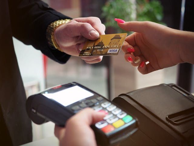 71-latka odpowie za kradzież karty bankomatowej i włamanie na konto