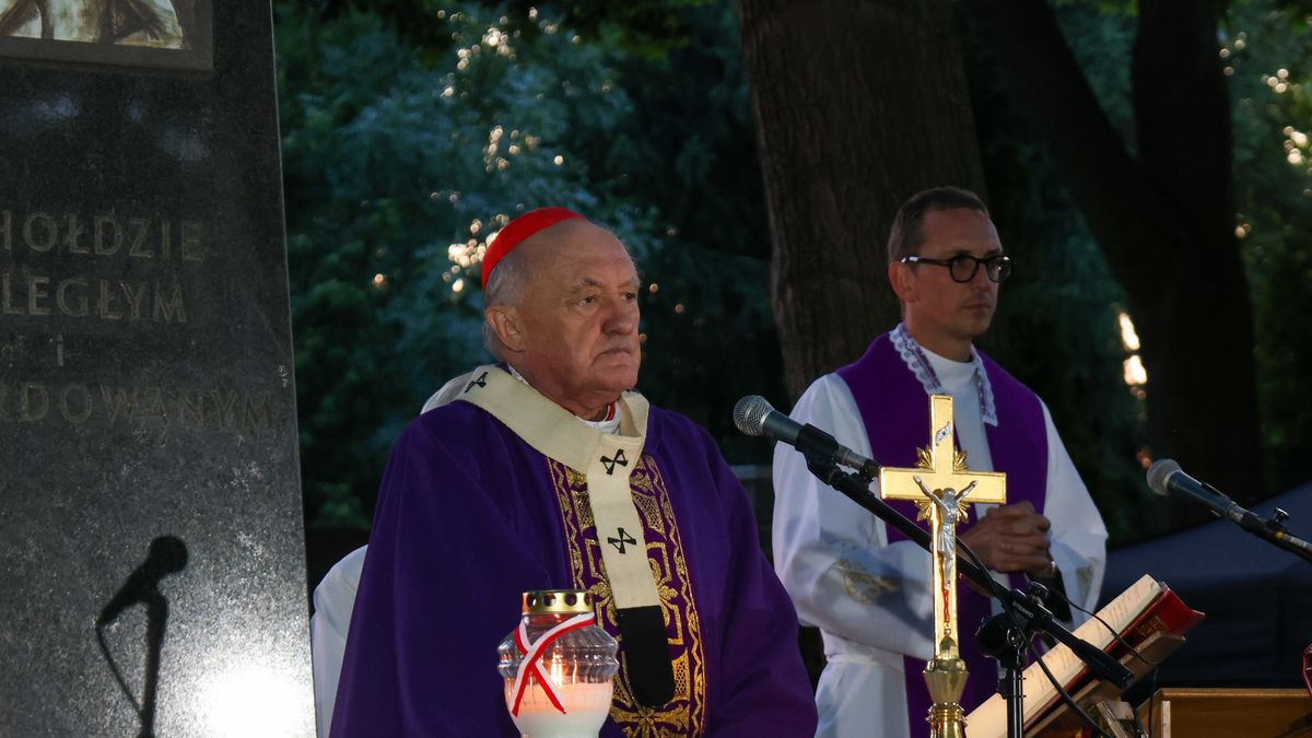 Warszawa, 01.08.2024. Obchody rocznicy powstania warszawskiego. Metropolita warszawski kard. Kazimierz Nycz (L) na mszy świętej polowej na Cmentarzu Powstańców Warszawy na Woli w Warszawie, 1 bm. W stolicy trwają obchody 80. rocznicy powstania warszawskiego - wystąpienia zbrojnego przeciwko okupującym Warszawę wojskom niemieckim, zorganizowanego przez Armię Krajową. (ad) PAP/Albert Zawada