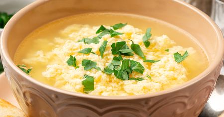 Wyjątkowa zupa prosto z Włoch. Stracciatella zniknie z gara w kilka minut