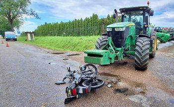 Wiśniowo Ełckie: Ciągnik kontra motorower. 72-latek poważnie ranny