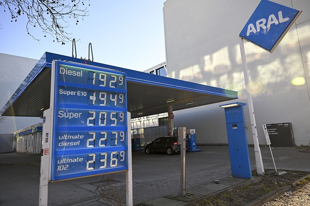 Niemcy tankują taniej w Polsce. Celnicy biorą na cel kierowców