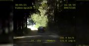 Pościg policji za pijanym kierowcą w lesie. Nagranie z radiowozu