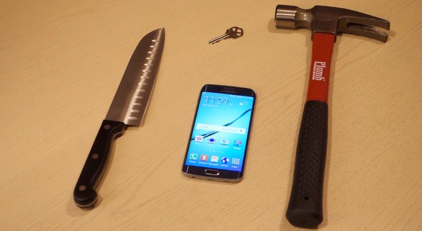 W skrócie: Galaxy S6 edge i One M9 w starciu z kluczami, nożem i młotkiem
