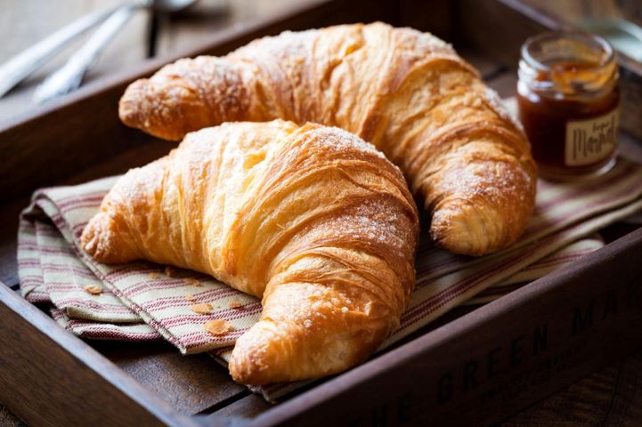 Croissant maślany to chrupiący z wierzchu i miękki w środku rogalik z ciasta francuskiego lub francusko-drożdżowego o maślanym smaku i delikatnej, wyjątkowej strukturze.