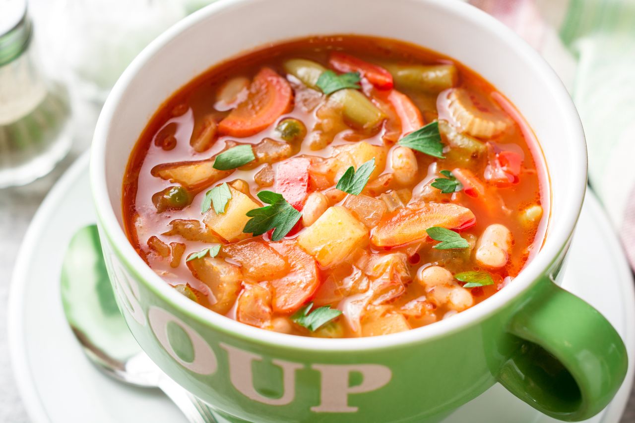 Letnia zupa minestrone z pęczakiem