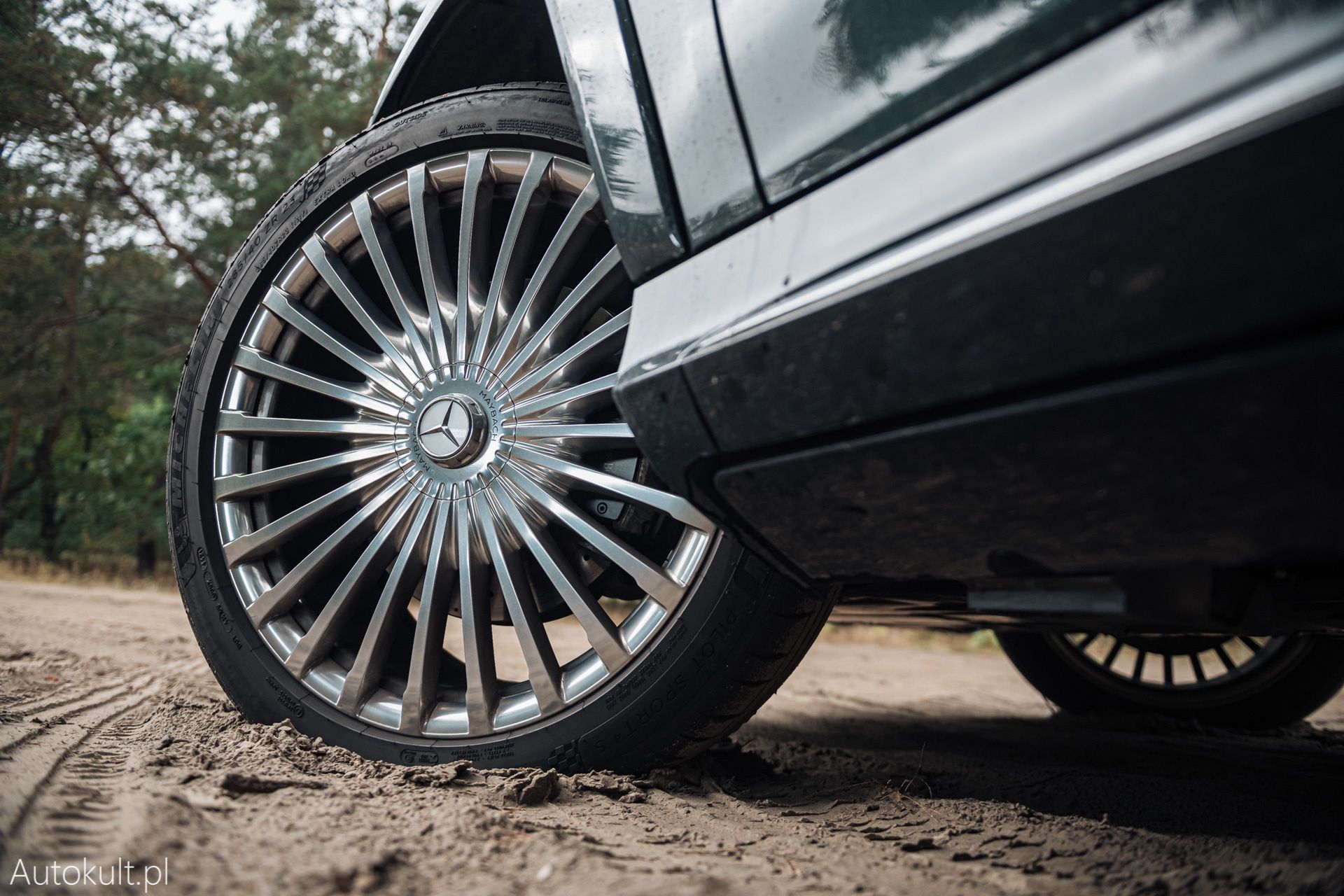 Range Rover (2022) vs Bentley Bentayga S (2022) vs Mercedes-Maybach GLS 600 (2022)