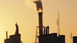 Suwałki: Para nad ciepłownią PEC. Trwa suszenie kotła biomasowego