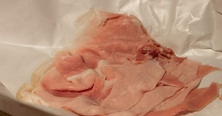 Tak przechowuj wędliny. Unikniesz zatrucia i marnowania jedzenia