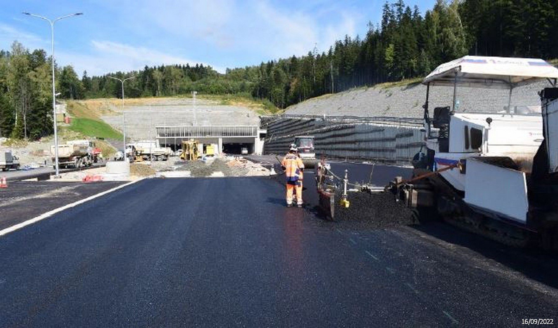 Prace wykończeniowe i testy w tunelu pod masywem góry Luboń Mały w ciągu nowej zakopianki (droga S7)